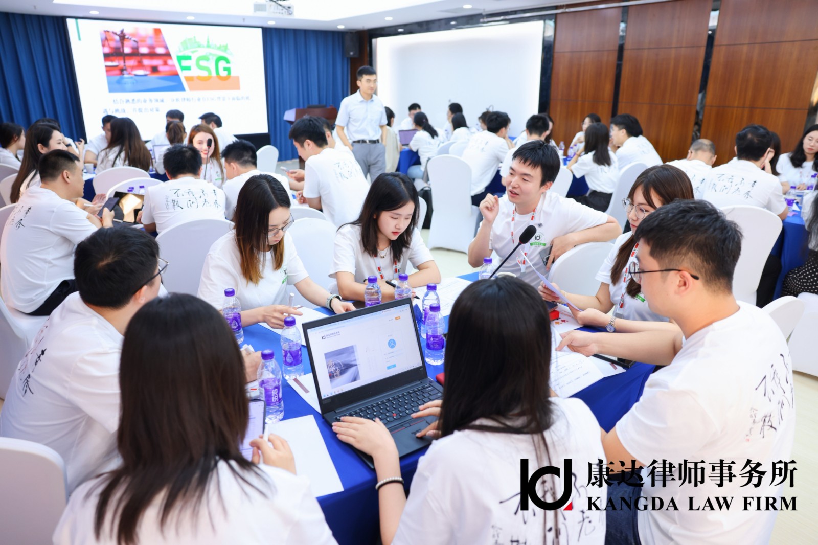 学员分组谈论5.jpg